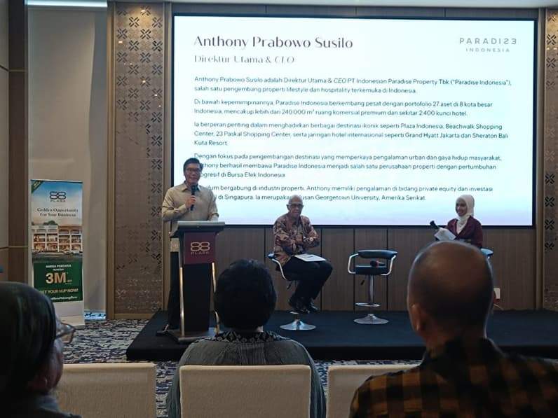 CEO Paradise Indonesia, Anthony P Susilo dalam konferensi pers di Hotel Platinum Balikpapan, Jumat (8/5/2026). (Foto: Achmad Fadillah/Pusaranmedia.com)