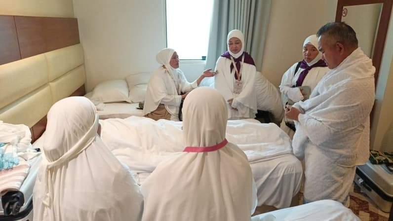 Walikota Tarakan dr H Khairul saat mendatangi kamar almarhumah yang meninggal dunia sesaat keberangkatan jemaah ke Arafah. (Foto: H Sayid Abdullah)