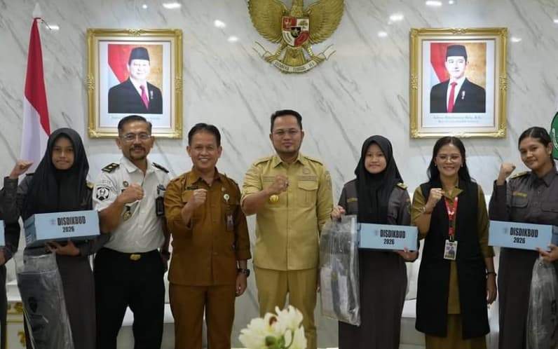 Penyerahan simbolis seragam sekolah dalam program Gratispol Pendidikan dari Rudy Mas'ud ke murid. (Foto: Plt Kadisdikbud Armin).