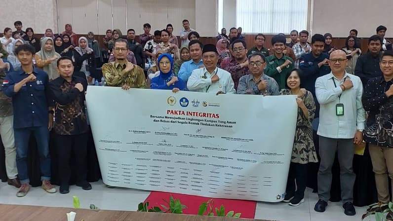 Ketua Komisi X DPR RI, Hetifah Sjaifudian (tengah) mengabdikan foto bersama usai penandatanganan pakta integritas di ITK, Kamis (7/5/2026). (Foto: Achmad Fadillah/Pusaranmedia.com)