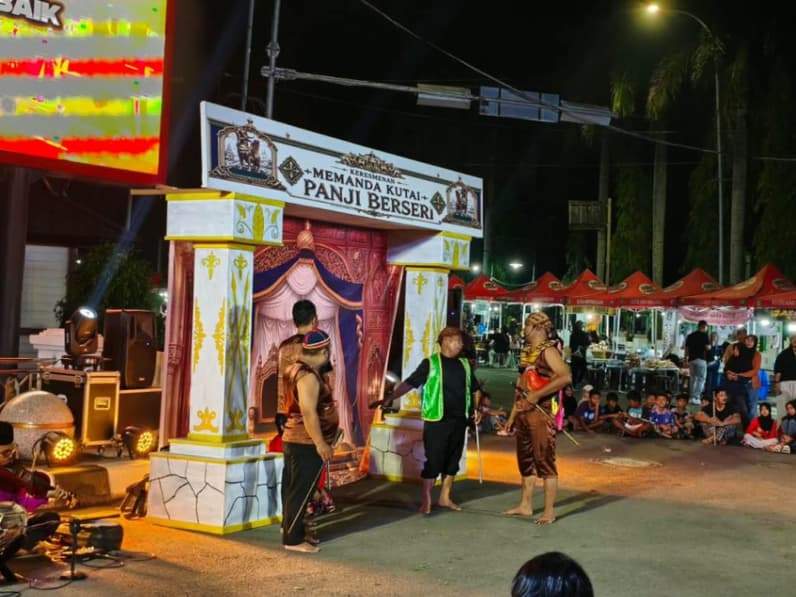Kesenian tradisional Memanda Kutai Panji Berseri kembali menunjukkan eksistensinya melalui pementasan di Simpang Odah Etam (SOE). (Foto: Aswin/Pusaranmedia.com)