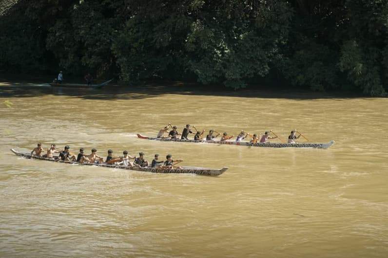 Olahraga perahu naga dalam Pekan Pemuda Daerah Sungai Malinau menjadi kemeriahan di tengah hidupnya listik di Desa Tanjung Nanga Malinau. (Foto: PLN UID Kaltimra)