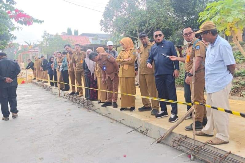 Sidak Gabungan Komisi C dan A DPRD Kota Bontang di Jalan Gotong Royong Kelurahan Belimbing, Kota Bontang. (Foto: Lutfi Aziz/Pusaranmedia.com)