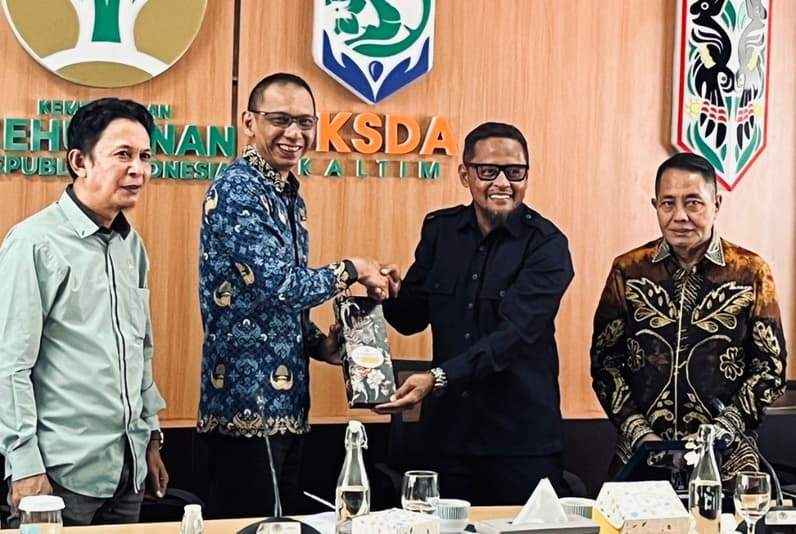 Wakil Ketua DPRD Paser, Zulkifli Kaharuddin (dua dari kanan) memberikan cinderamata kepada Kepala BKSDA Kaltim. (Foto: Dok.DPRD Paser)