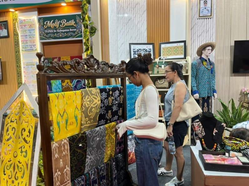 Kain batik khas Berau yang dipamerkan di stan Dekranasda dalam Berau Expo 2026. (Foto: Nur Hidayah/ pusaranmedia.com)