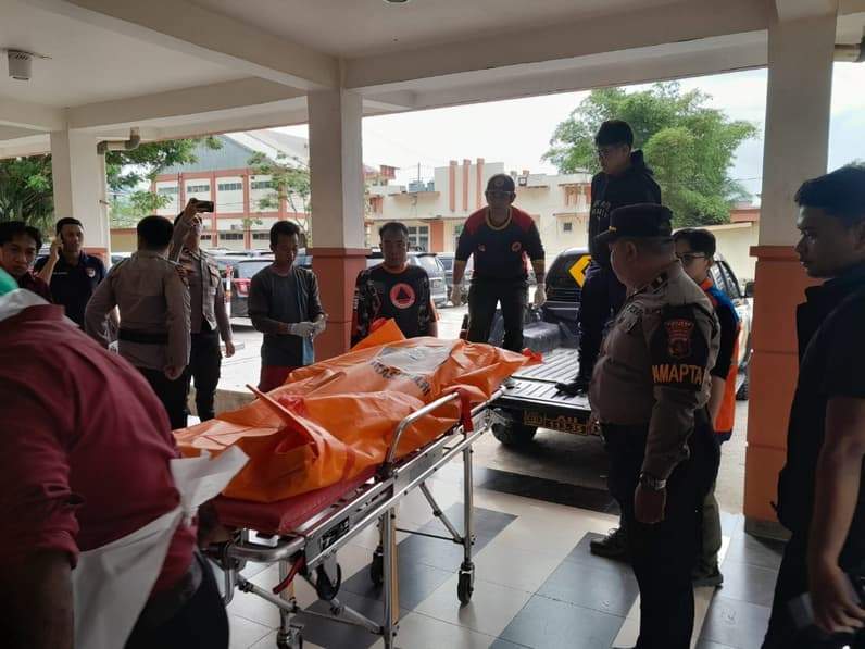 Saat Tim SAR berada di depan ruang mayat RSPS Kabupaten Paser. (Foto : Dok BPBD Paser)