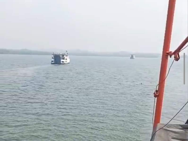 Tangkapan layar detik-detik penumpang diduga melompat dari kapal menuju Pelabuhan Feri PPU, Minggu (18/10/2026). (Foto: Info Bencana Balikpapan)