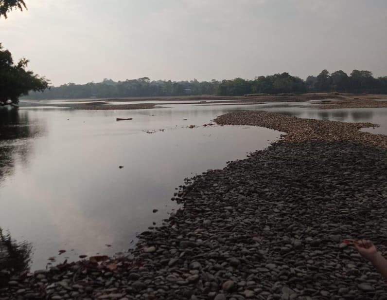 Musim kemarau yang panjang berdampak pada aliran sungai di Mahakam Ulu surut secara ekstrem. (Foto: HIPMI Mahulu)
