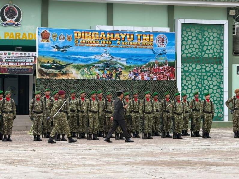 TNI Berau mengikuti apel dalam rangka memperingati HUT ke-81 TNI. (Foto: Nur Hidayah/ pusaranmedia.com)