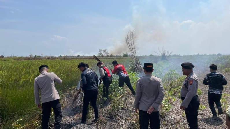 Aparat kepolisian Polres Kutim dan Polda Kaltim saat melakukan pengecekan di dua titik Karhutla di Sangatta Kutim. (Foto: Dok.Polres Kutim)