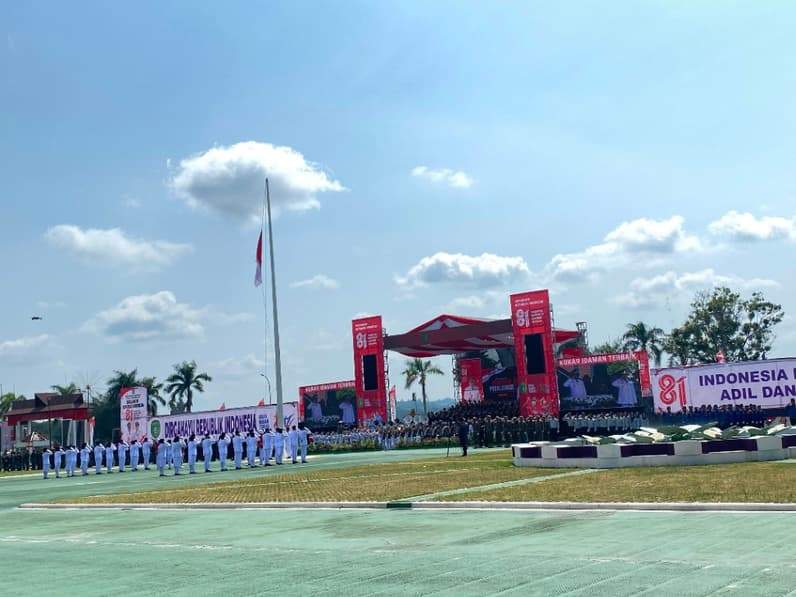 Upacara peringatan Hari Ulang Tahun (HUT) ke-81 Kemerdekaan Republik Indonesia di Kabupaten Kutai Kartanegara (Kukar) berlangsung khidmat di Halaman Kantor Bupati Kukar. (Foto: Aswin/pusaranmedia.com)