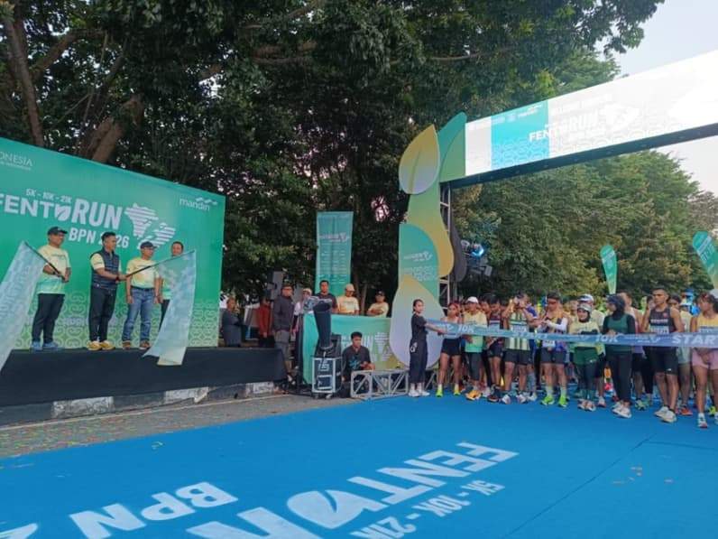 Kepala Perwakilan BI Balikpapan, Robi Ariadi bersama Wali Kota Balikpapan, Rahmad Mas'ud melepas pelari 10 K di Lapangan Merdeka, Minggu (26/7/2026). (Foto: Achmad Fadillah/Pusaranmedia.com)
