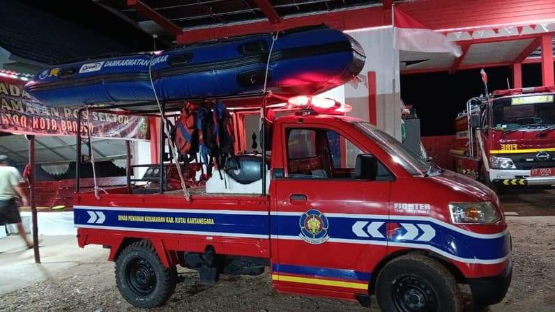 Damakr pos sektor kota bangun bersiap melakukan pencarian di TKP. (Foto: Damkar Kukar)