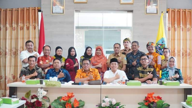Momen foto bersama Pansus II DPRD Kaltara. (Foto : Istimewa)