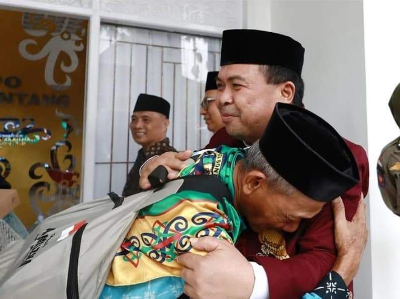 Wakil Wali Kota Bontang, Agus Haris Mendapatkan Pelukan Hangat dari Peserta Haji. (Foto: Lutfi Aziz/Pusaranmedia.com)