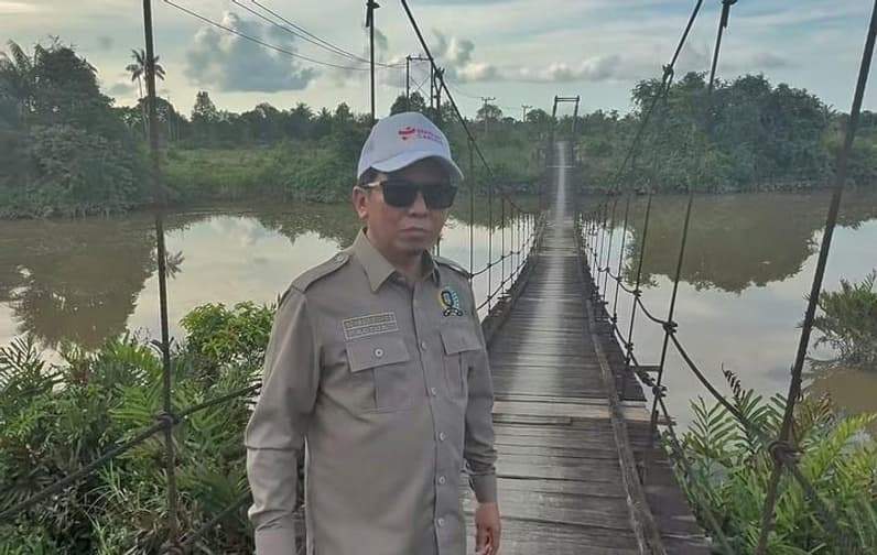 Ketua DPRD Kaltara, Achmad Djufrie, saat berada di lokasi jembatan yang dikeluhkan Masyarakat Tanjung Buka. (Foto: Istimewa)