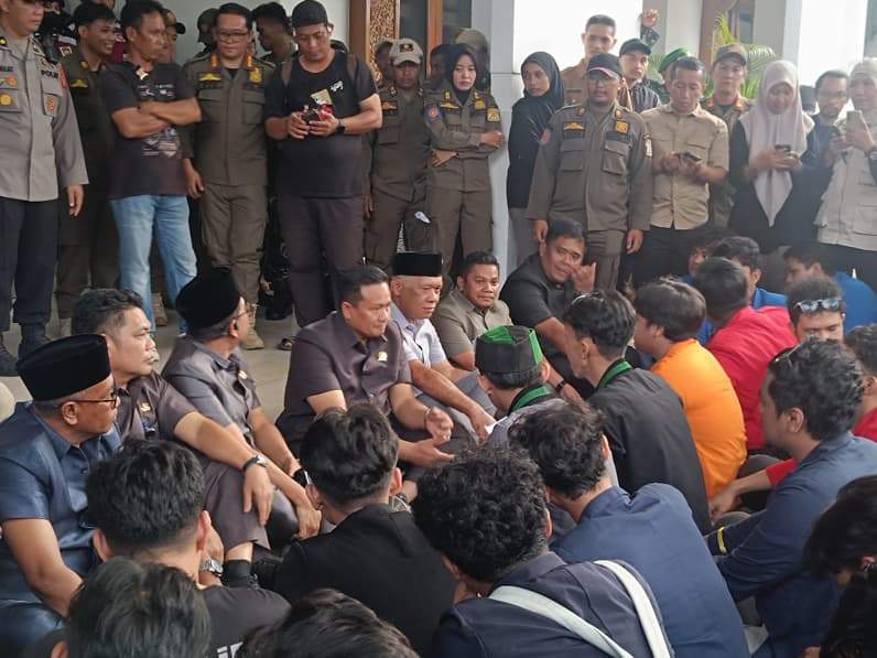 Aliansi Balikpapan Bergerak menyampaikan aspirasi di DPRD Balikpapan, Senin (15/6/2026). (Foto: Achmad Fadillah/Pusaranmedia.com)