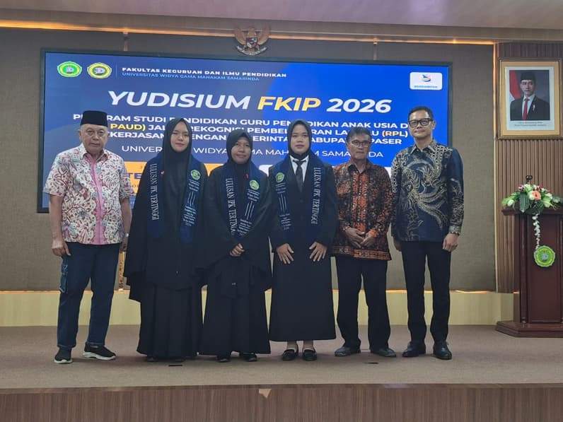 Ketua DPRD Paser, Hendra Wahyudi bersama para peserta program RPL yang melaksanakan yudisium di UWGM Samarinda. (Foto : Dok Disdikbud Paser)