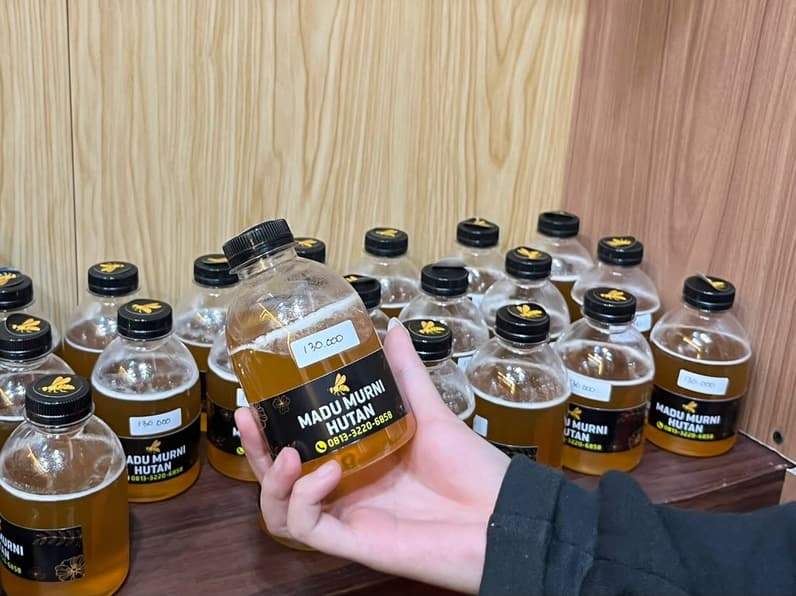 Madu asli Kampung Panaan yang dipamerkan di Stan Kecamatan Kelay. (Foto: Nur Hidayah/ pusaranmedia.com)