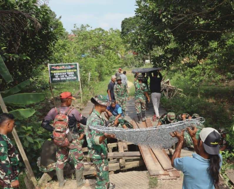Gotong Royong TNI dan Warga Percepat Pembangunan Jembatan di Gunung Telihan (Dok:Lutfi Aziz/Pusaranmedia.com)