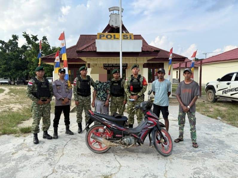 Pelaku bersama barang bukti yang diserahkan oleh Satgas Pamtas kepada Polsubsektor Nunukan di Sei Manggaris (Foto: Satgas Pamtas)