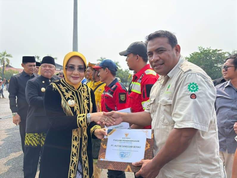 Bupati Berau memberikan penghargaan kepada perwakilan PT HSB. (Foto: Nur Hidayah/Pusaranmedia.com)