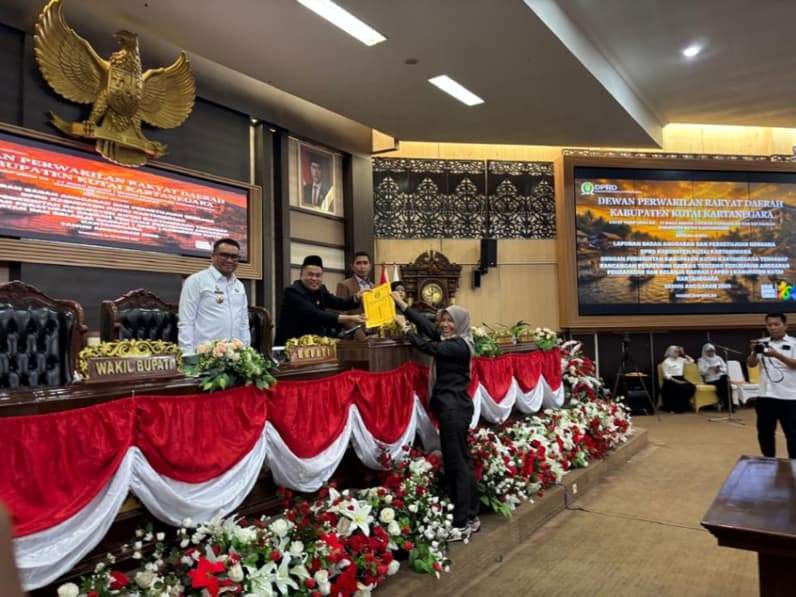 Penyerahan Laporan Banggar DPRD Kukar tentang APBD Perubahan 2026 (Foto: Aswin/pusaranmedia.com)