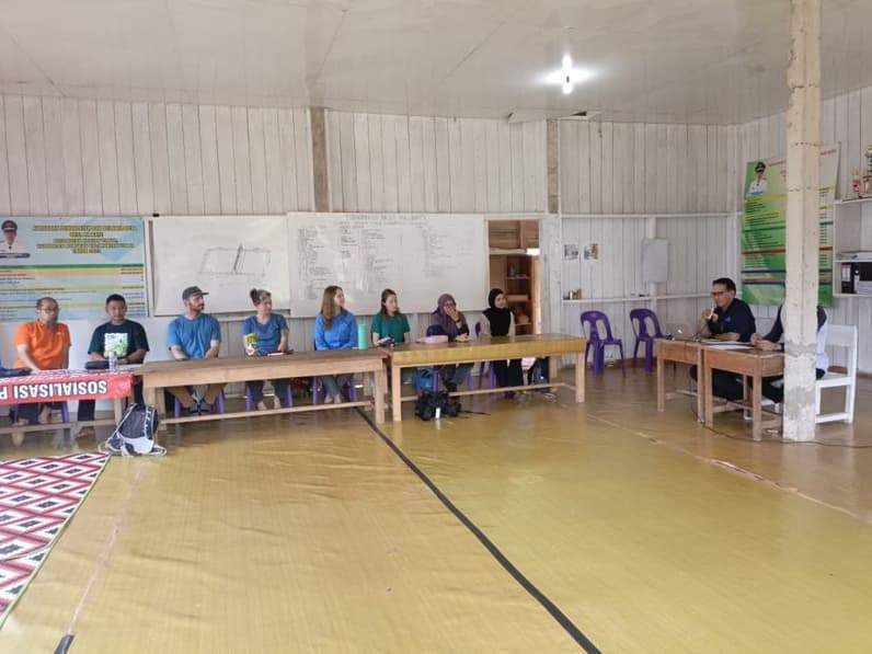 Tim gabungan penilitian dari BRIN dan Smithsonian Institution saat melakukan sosialisasi di Kecamatan Krayan Timur (Foto: TNKM)