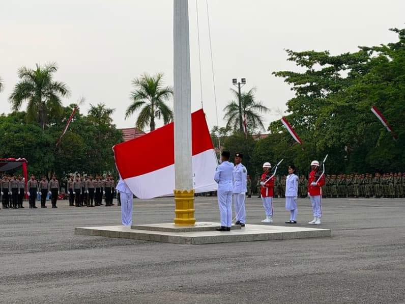 Pengibaran Sang Merah Putih dalam upacara peringatan HUT ke-81 Kemerdekaan Republik Indonesia di Lapangan Pemuda Tanjung Redeb. (Foto: Nur Hidayah/ Pusaranmedia.com)