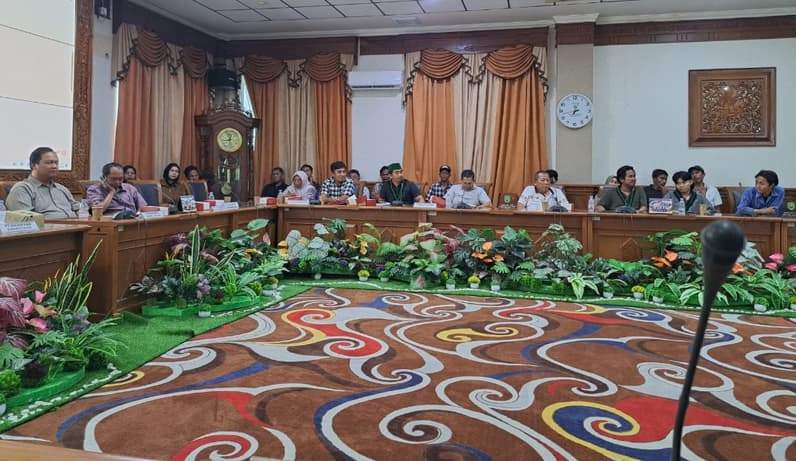 Suasana RDP di DPRD Kutai Timur menuntut hak masyarakat Rantau Pulung. (Foto: Masyarakat Rantau Pulung)