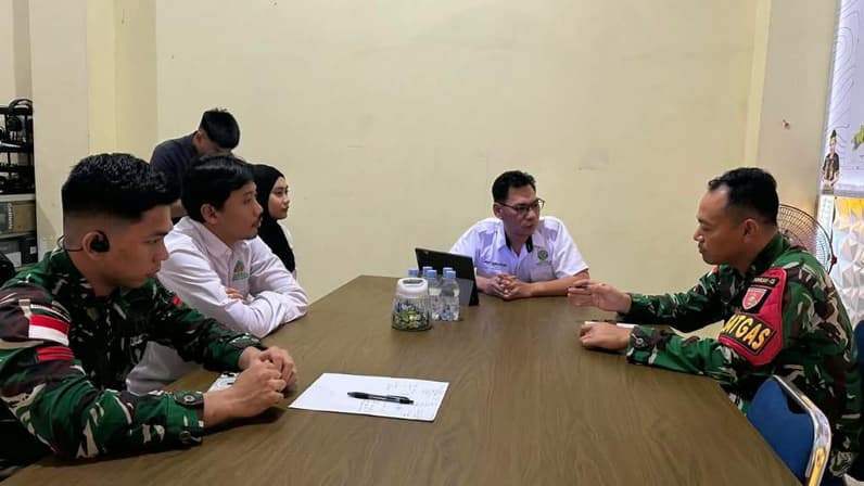 Dansatgas Pamtas RI - Malaysia Letkol Kav Ikhsan Maulana Pradana saat berdialog dengan Kepala SPTN Wilayah I Balai TNKM, Hery Gunawan (Foto: Diansyah/pusaranmedia.com)
