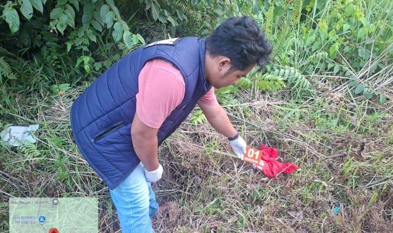 Personel Polsek Sebatik Timur saat menunjukkan lokasi penemuan mayat bayi berkelamin perempuan di Sebatik (Foto: Polsek Sebatik Timur)
