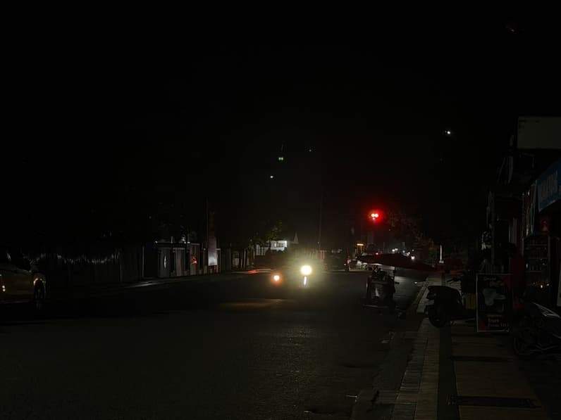 Kondisi ruas jalan di Tanjung Redeb yang tampak gelap saat lampu padam. (Foto: Nur Hidayah/ pusaranmedia.com)