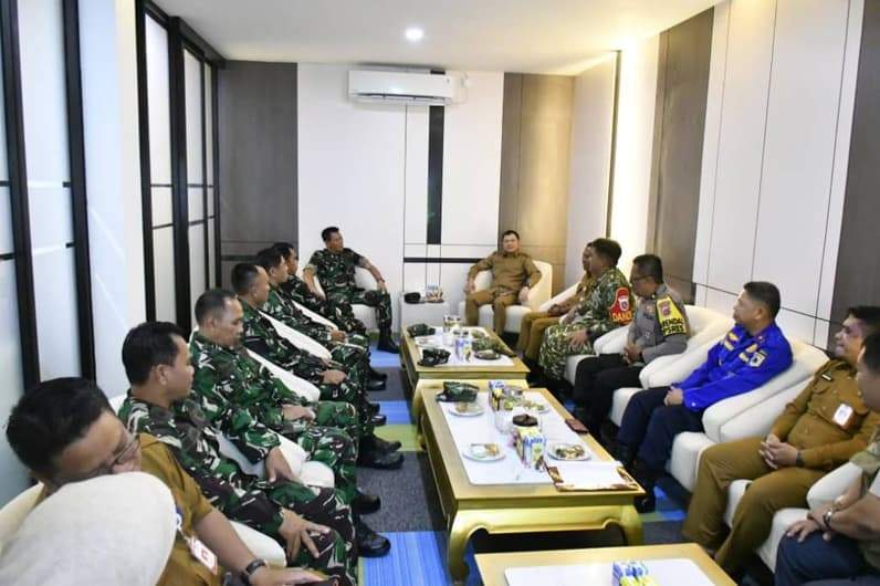 Audiensi antara Tim Penyuluhan Karhutla Mabes TNI dengan Bupati Paser, dr Fahmi Fadli. (Foto: Luthfi/Pusaranmedia.com)