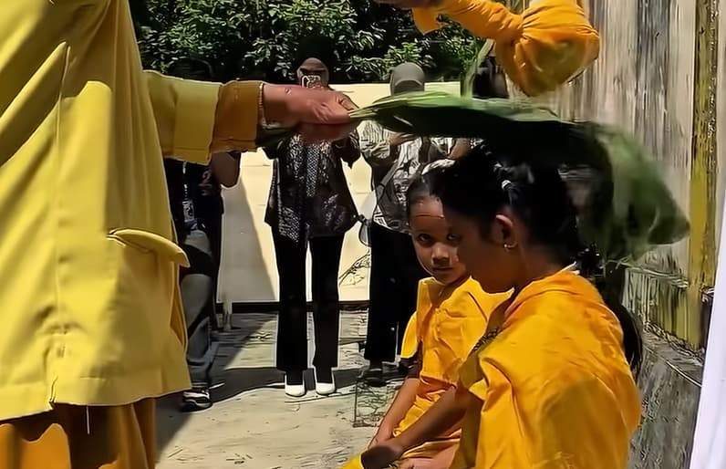 Prosesi Buang Naas dalam rangkaian Adat Bahari Tulak Bala di Kampung Talisayan. (Foto: Istimewa)