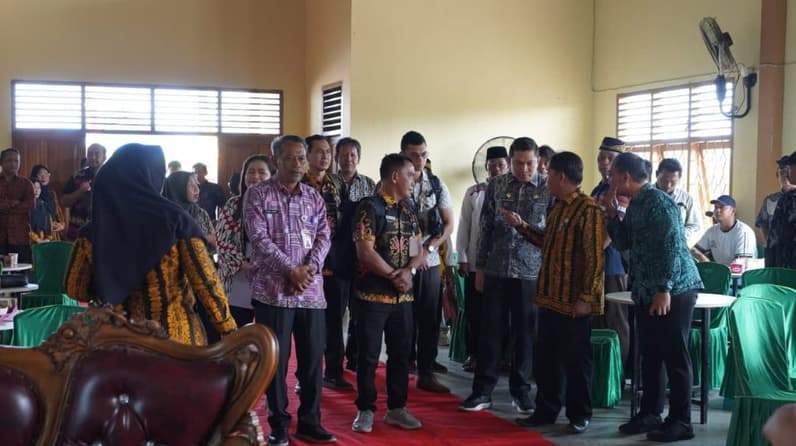 Sekda Paser, Katsul Wijaya saat berada di Aula Pertemuan Desa Sulilran Baru. (Foto : Luthfi/Pusaranmedia.com)