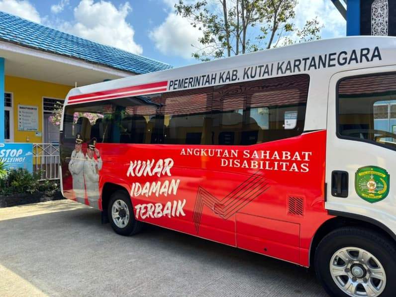 Bantuan bus sekolah kepada Sekolah Luar Biasa Negeri (SLBN) Tenggarong. (Foto: Aswin/Pusaranmedia.com)