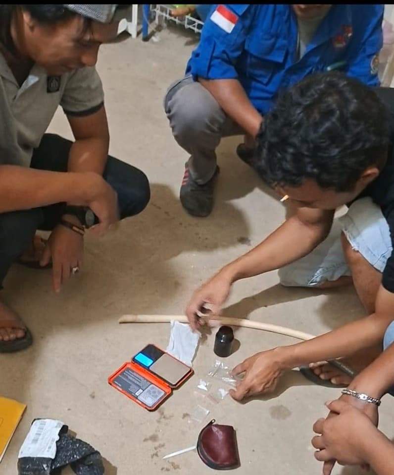Saat penggrebekan pelaku MH di sebuah rumah di Kecamatan Long Ikis. (Foto : Dok Sat Resnarkoba Polres Paser)