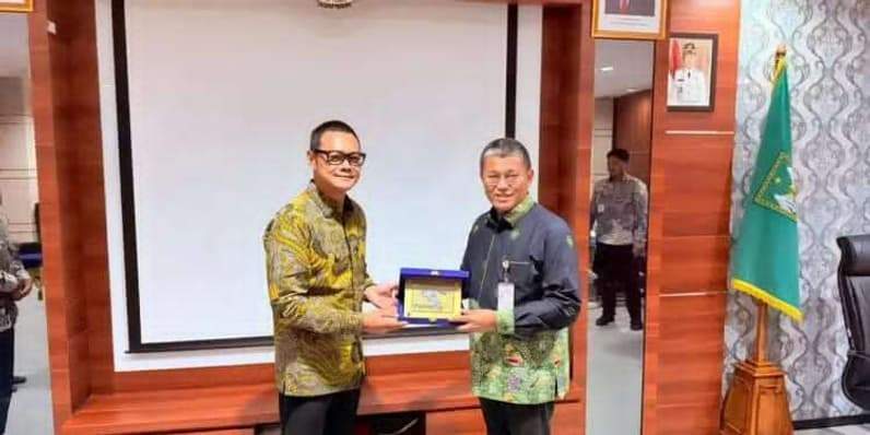 Saat Ketua DPRD Paser Hendra Wahyudi (kiri) menerima cinderamata dari Pemerintah Kota Batam. (Foto : Dok DPRD Paser)