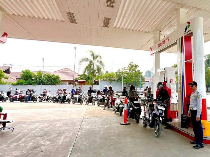 Antrean Pertalite di salah satu SPBU Kabupaten Berau. (Foto: Nur Hidayah/ pusaranmedia.com)