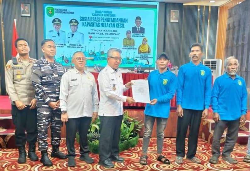 Momen Bupati Kutim, Ardiansyah Sulaiman saat memberikan 547 dokumen elektronik Pas Kecil (e-Pas Kecil) sebagai bukti legalitas kapal nelayan perikanan berukuran kecil. (Foto: Dok.Seputar fakta)