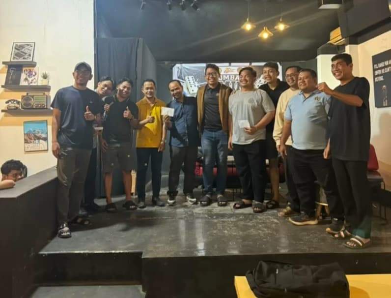 Kasat Intelkam Polresta Samarinda hadir di tengah-tengah juara lomba domino sekaligus silaturahmi denagn mahasiswa. (Foto: Herdi/Pusaranmedia.com).