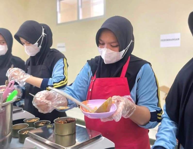 Produksi Ikan Kaleng Berau. (Foto: Nur Hidayah/ pusaranmedia.com)