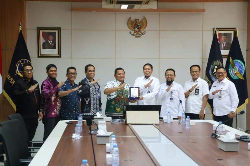 Bupati PPU, Mudyat Noor saat bertemu jajaran Politeknik Penerbangan Surabaya. (Foto: Humas Setkab PPU)