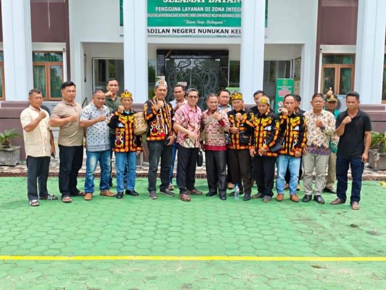 Masyarakat Adat Besar Dayak Agabag Sebuku bersama Manajemen PT BHP dan PT KHL (Foto: Diansyah/pusaranmedia.com)