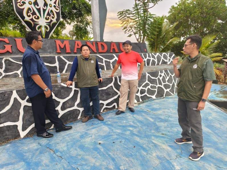Kepala Balai TNKM Seno Pramudito didampingi Kepala Lapas Kelas IIB Nunukan saat mengunjungi SAE Lanuka di Kecamatan Nunukan Selatan (Foto: Diansyah/pusaranmedia.com)