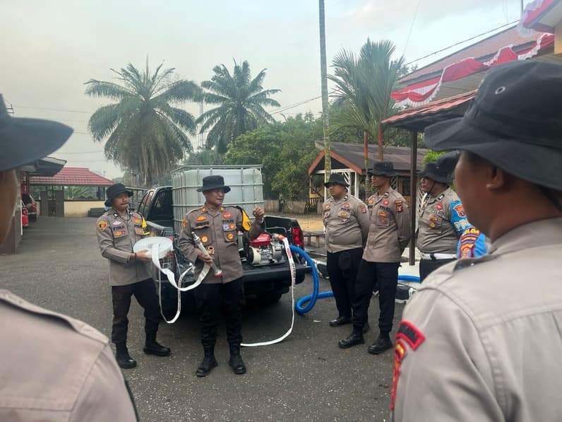 Saat Kapolsek Kuaro IPTU Hermawan memberikan penjelasan tentang unit pemadam mobile kepada personel Polres Paser. (Foto: Polsek Kuaro)