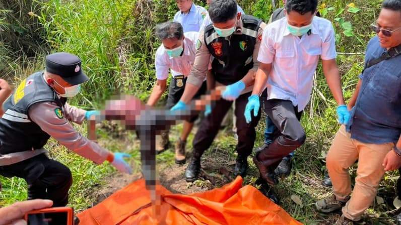 Antusias aparat kepolisian dan warga Kutim saat mengangkat mayat anak yang didapatkan di kawasan belakang Masjid Agung Al-Faruq. (Foto: Istimewa)