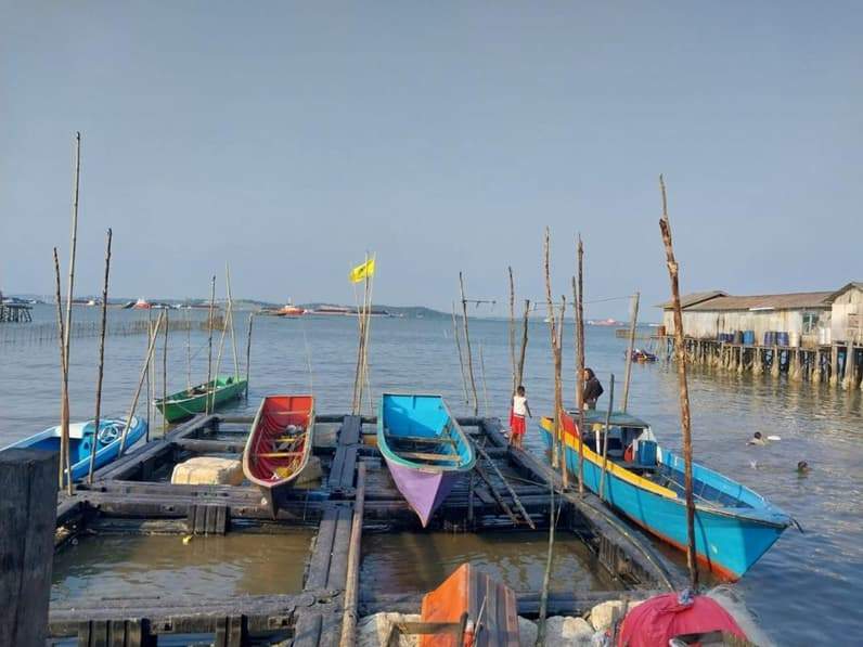 Perahu nelayan di perairan Teluk Balikpapan, Kelurahan Penajam, Kecamatan Penajam, PPU. (Foto: Adi Kade/Pusaranmedia.com).