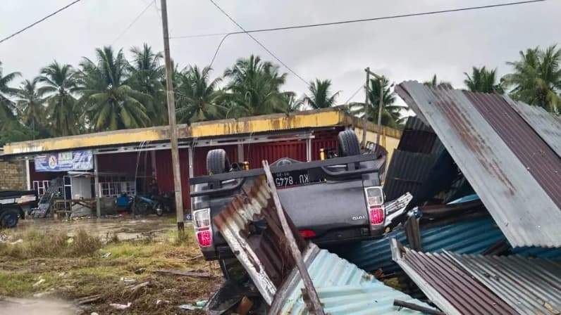 Toyota Hilux yang menghantam kios ikan milik warga di Sebatik Timur. (Foto: Polres Nunukan)